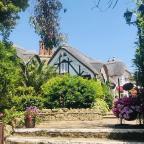 Enchanting 4 Bedroom Cottage Apartment